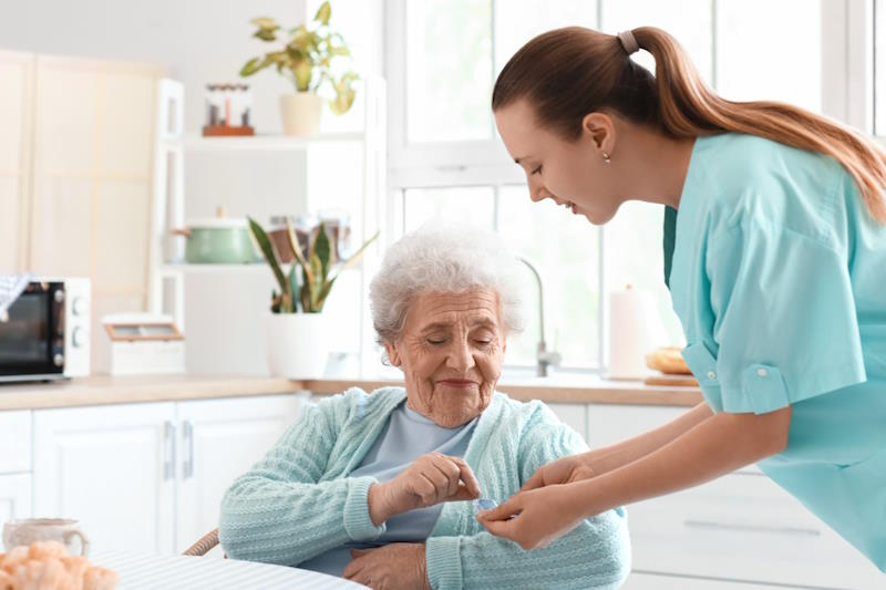 La prise en charge d'Alzheimer à domicile : une infirmière vient aider une personne âgée chez elle