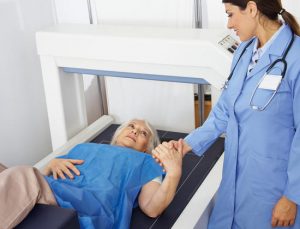 Comment prévenir les fractures liées à l’ostéoporose ?
