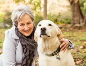 Perte d’autonomie : faut-il se séparer de son animal de compagnie ?