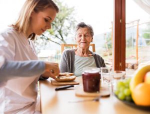 Reconnaître la dénutrition de la personne âgée en 7 questions