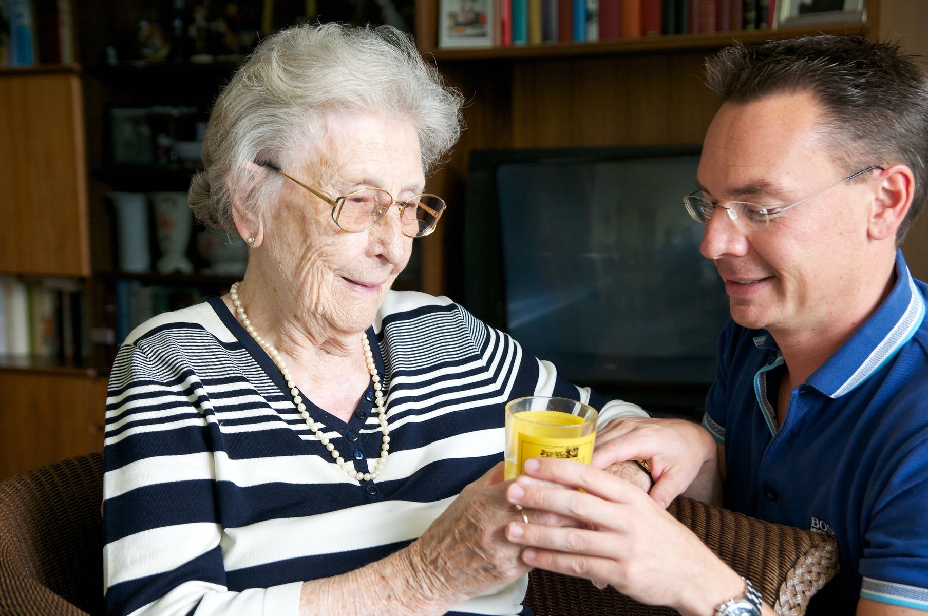 Senior-Alzheimer-et-son-tuteur
