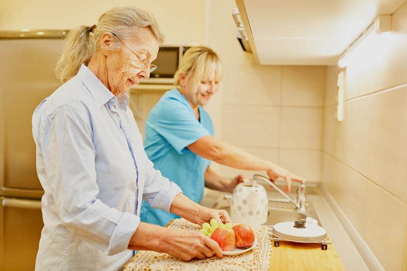 Une résidente participe à la préparation du repas dans la cuisine de l'UVP Alzheimer