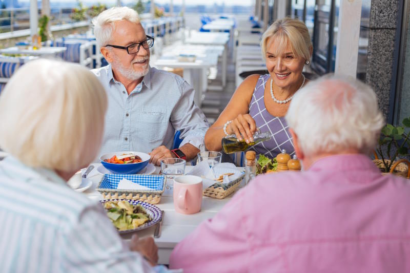 Personnes âgées prenant leur repas ensemble au restaurant d'un foyer logement