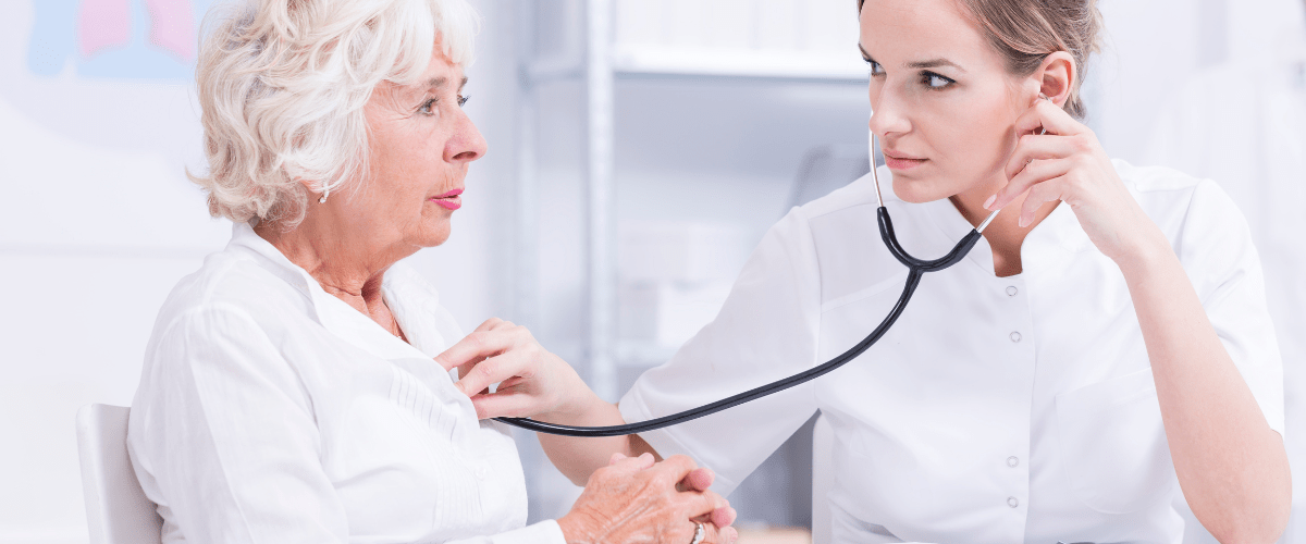Femme senior en train de consulter un médecin pour diagnostiquer l'insuffisance cardiaque