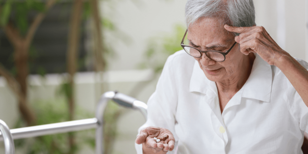 Personne âgée qui prend un traitement
Alzheimer en pillule