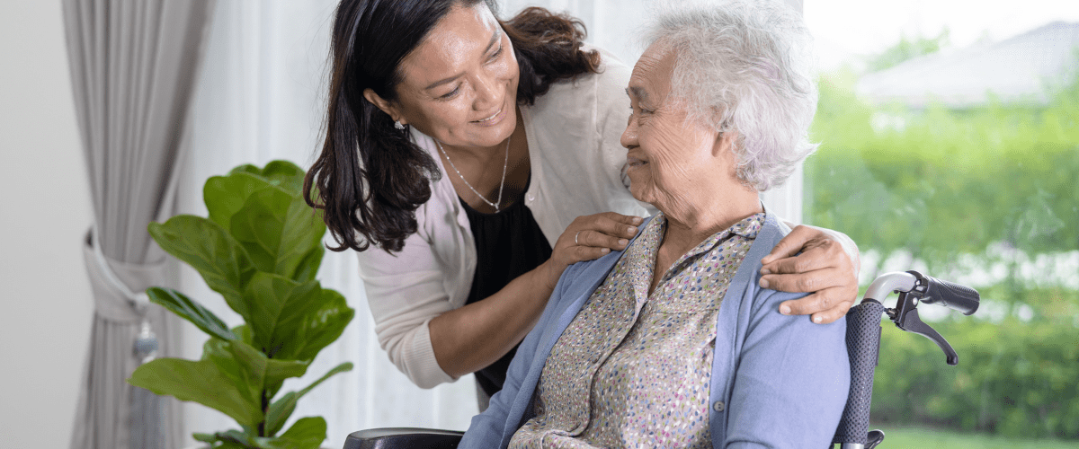 Une personne âgée aidée par l'APA
