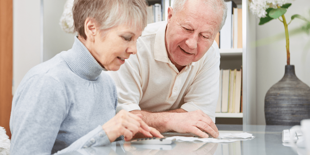 Couple de seniors qui calcule leur droit à l'APA