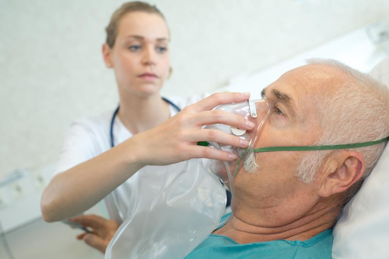 Oxygénothérapie dans le traitement d'une décompensation cardiaque avec dyspnée chez un senior aux urgences
