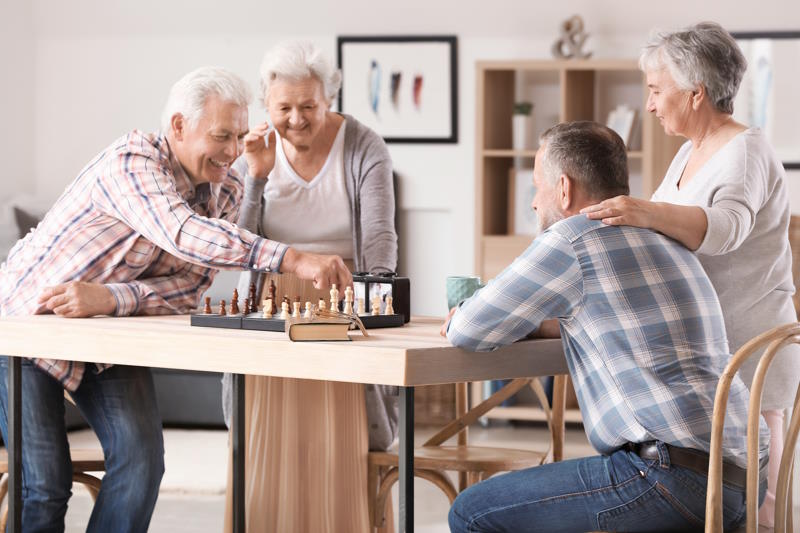 Seniors jouant aux échecs dans leur appartement en Ehpa