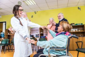 Top 5 des normes et labels de bientraitance en maison de retraite