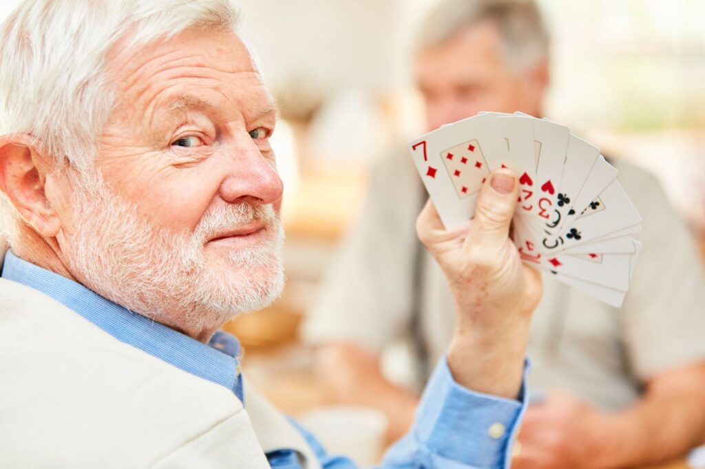 Jeux de cartes pendant un séjour temporaire en Ehpad en été