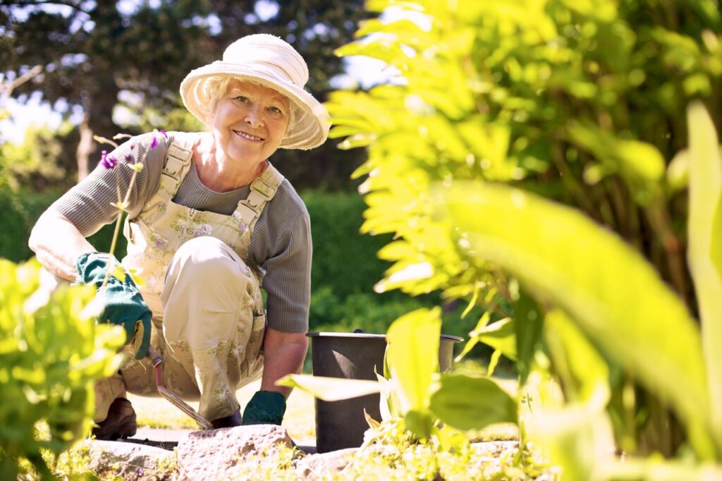 Femme âgée pratiquant le jardinage thérapeutique