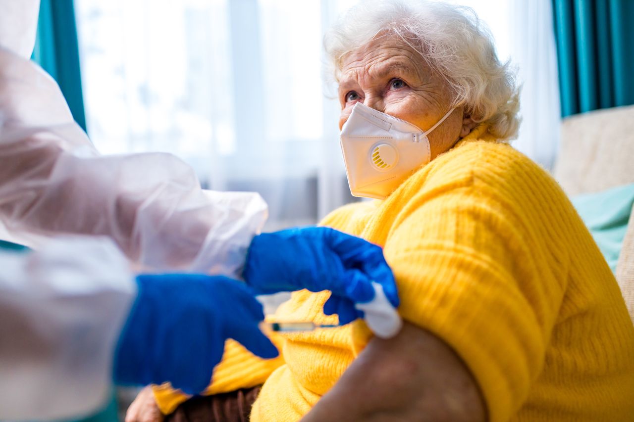 Hospitalisation à domicile (HAD) : bénéfices et limites pour les aînés et les aidants