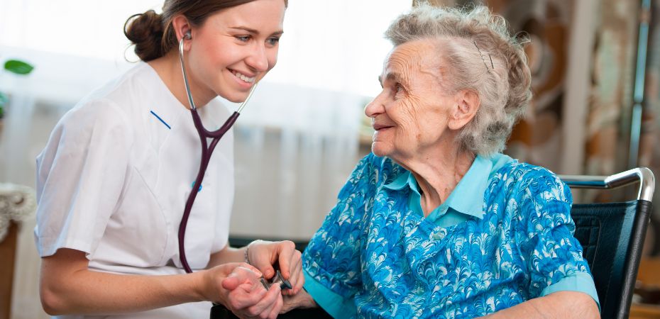 personne âgée et médecin à domicile 