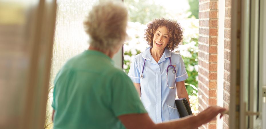 professionnel de santé en visite à domicile