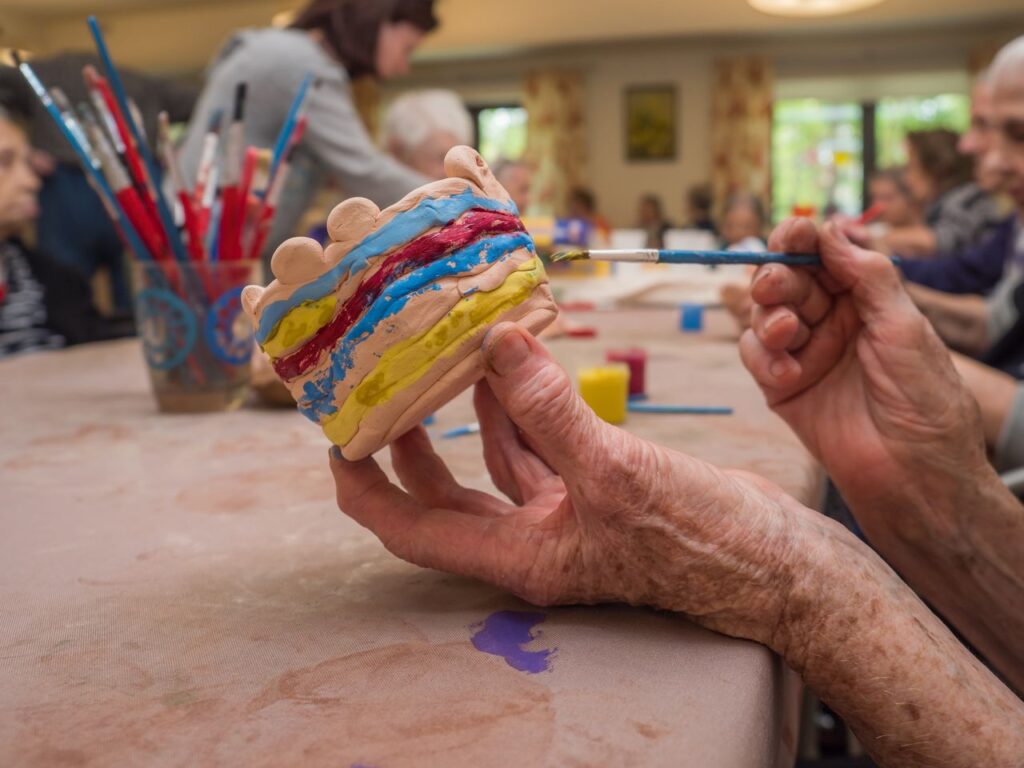 Exemple d'atelier d'art-thérapie pour stimuler les capacités des patients Alzheimer