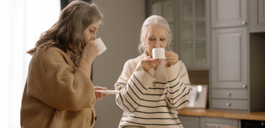 femme en train de boire du café, aliment à éviter en cas de maladie de Parkinson