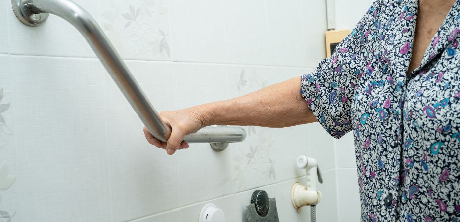 barre de douche pour la dépendance d'un parent âgé
