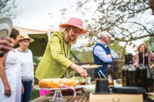 Pourquoi les seniors engagés dans le bénévolat sont-ils plus heureux ?