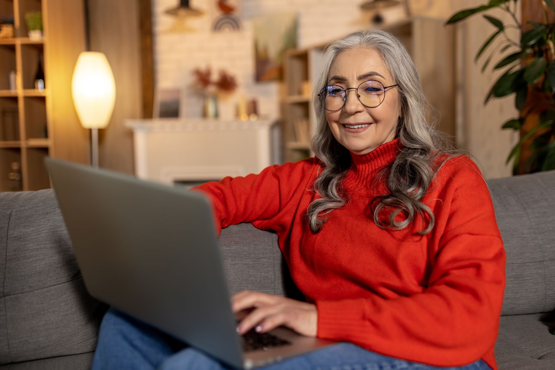 Femme âgée épanouie dans son apparetement bien aménagé pour son autonomie et confort