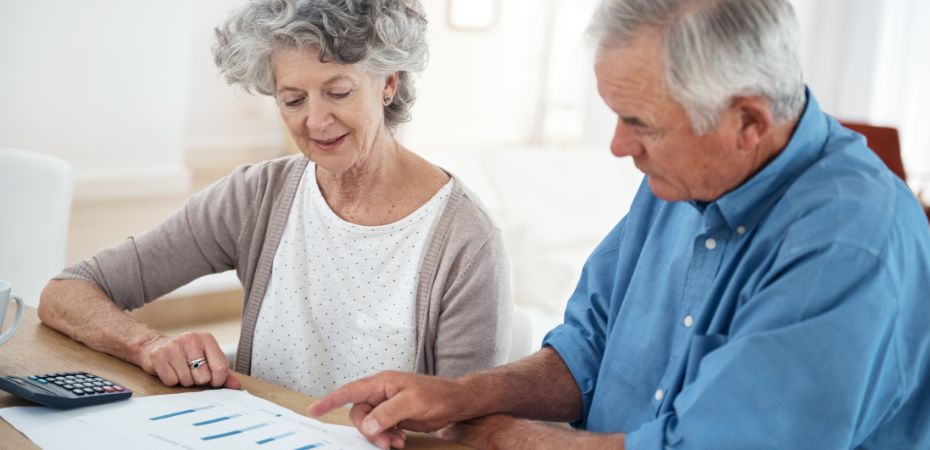 Couple qui cherche comment réduire les coûts d'une résidence senior