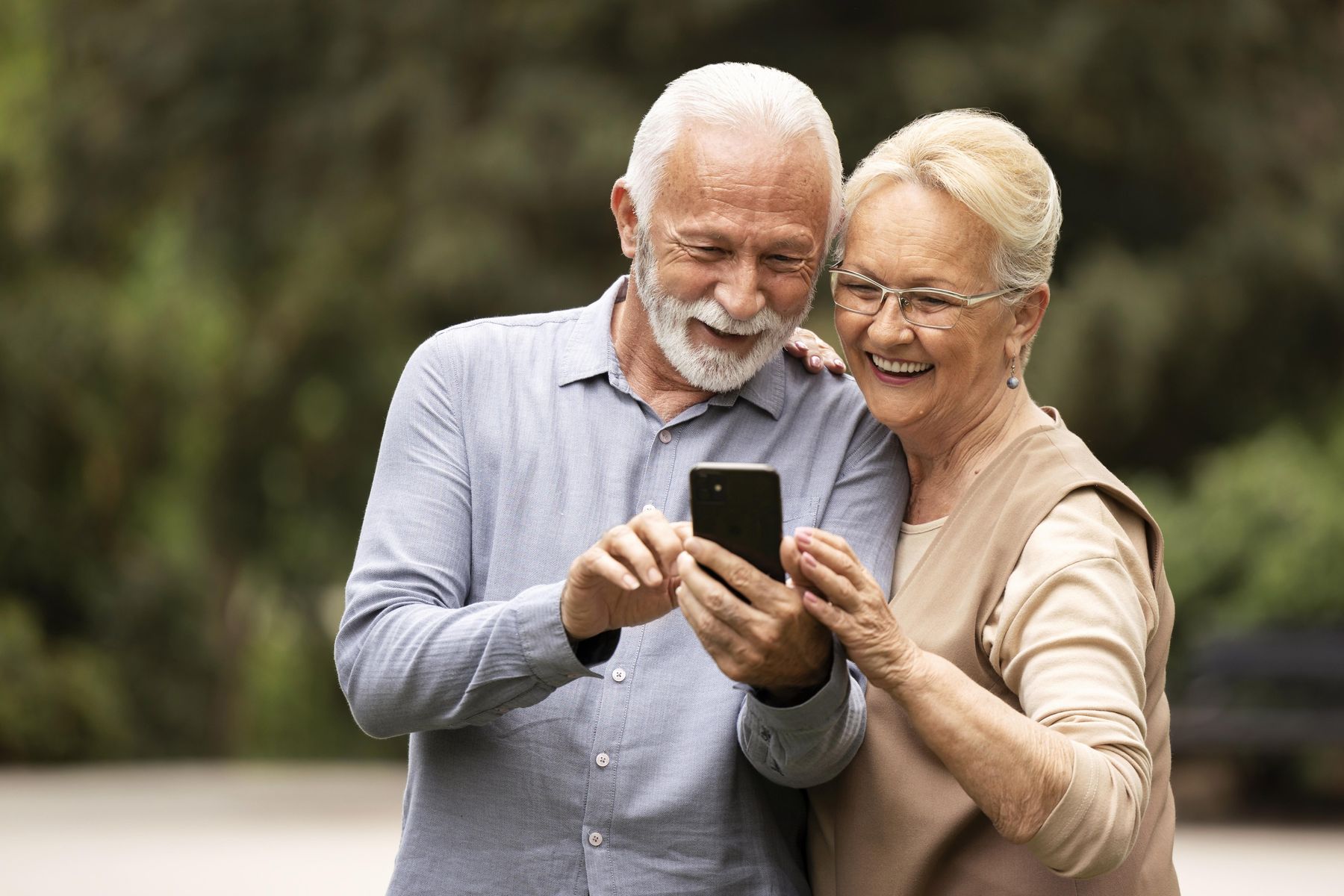 les smartphones permettent de rassembler les seniors et les jeunes générations