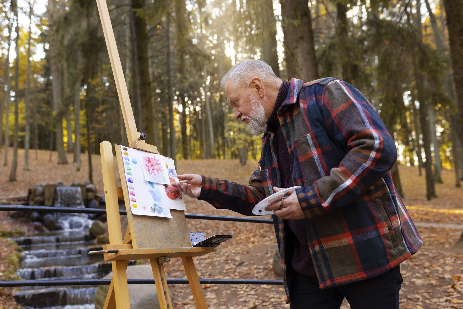 senior suivant un cours d'histoire de l'art en plain air