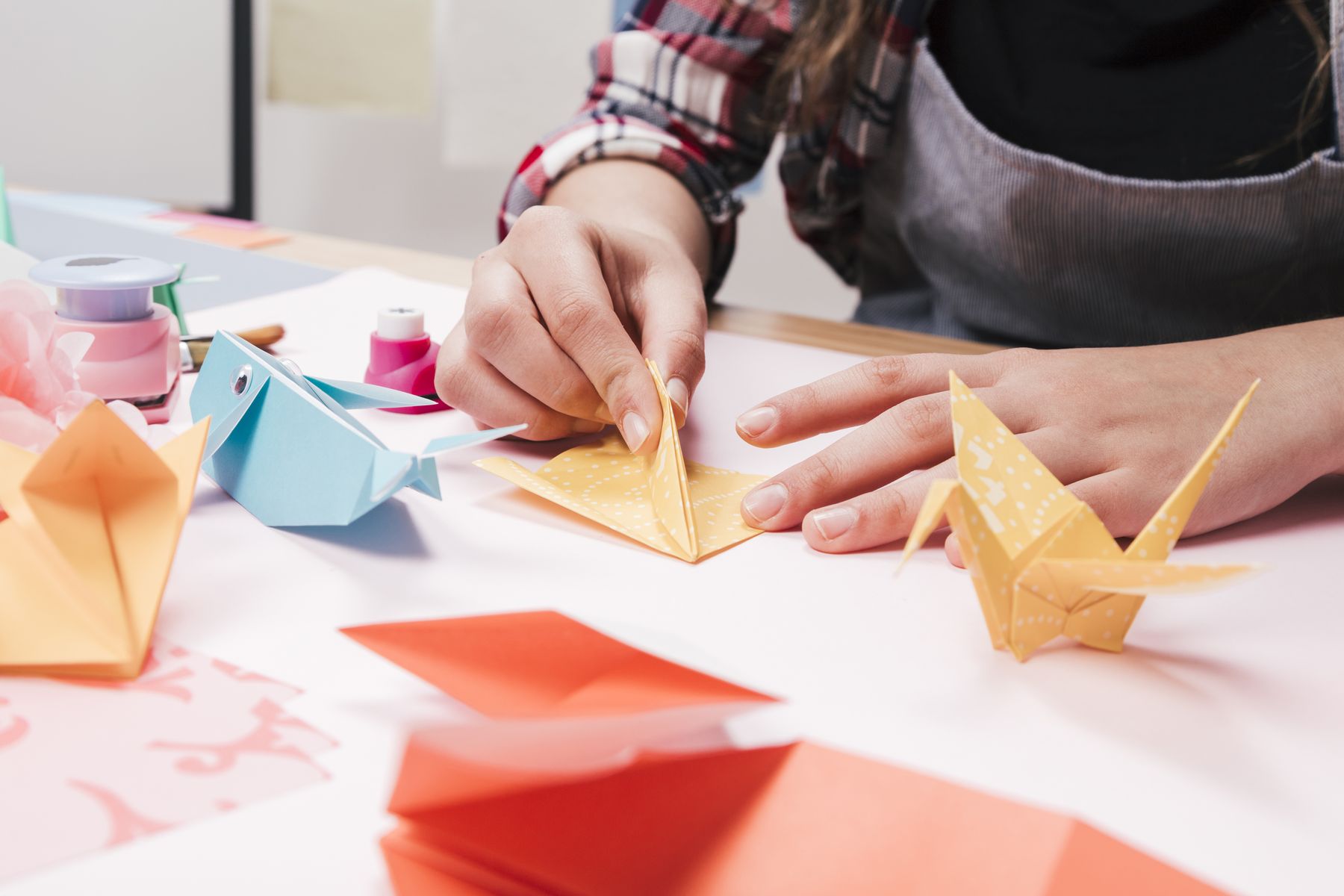 L'origami permet aux seniors de développer leur créativité tout en demandant de la patience