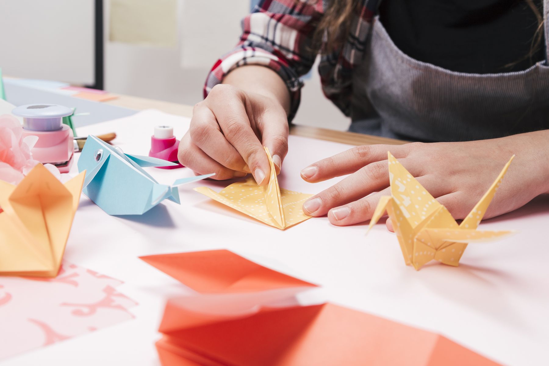 L'origami permet aux seniors de développer leur créativité tout en demandant de la patience 