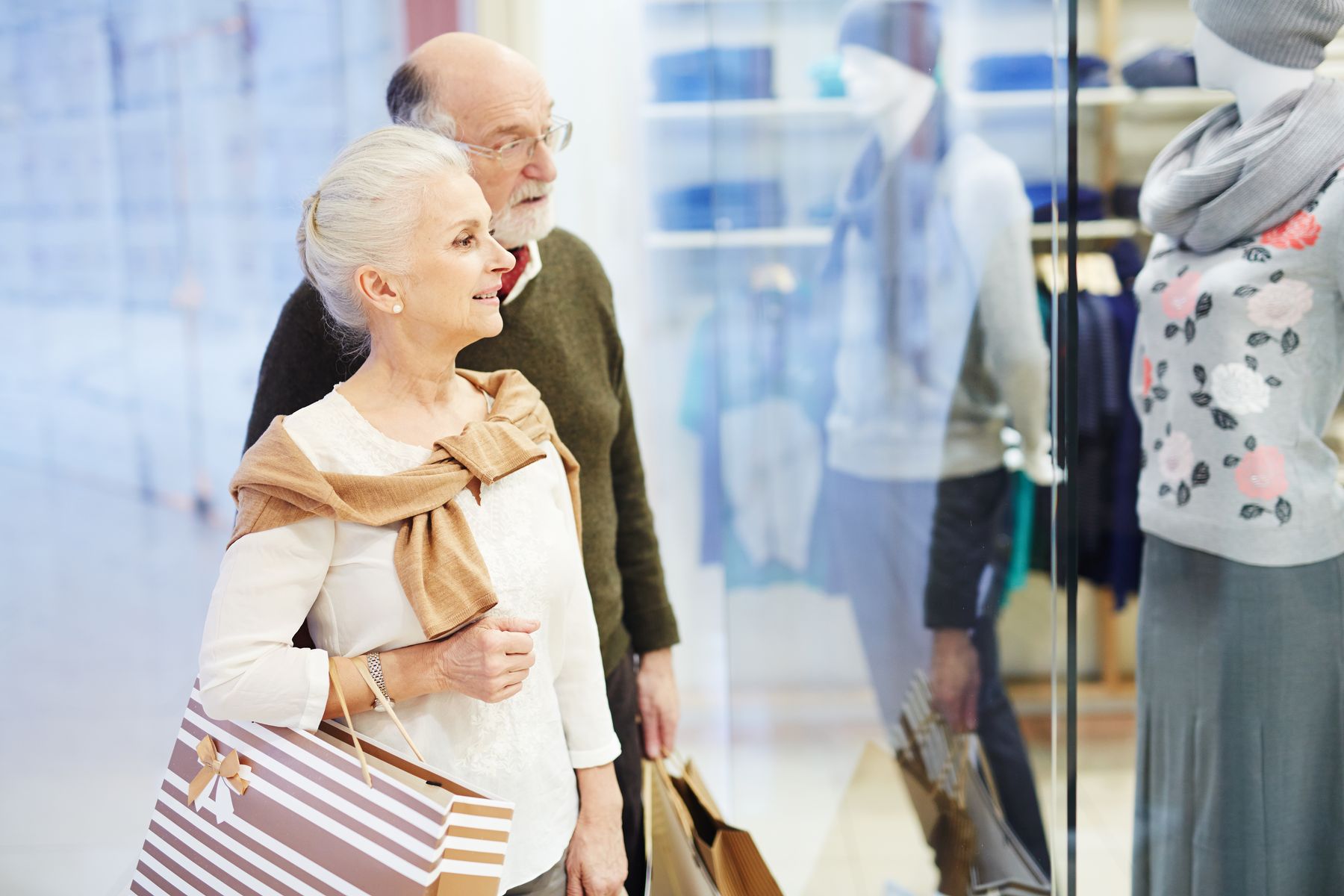 seniors faisant du shopping