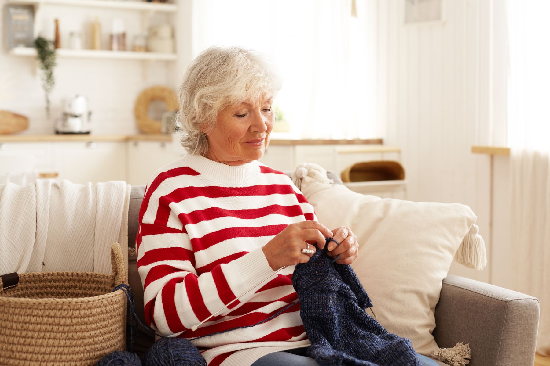 femme senior redécouvrant les plaisirs du tricot
