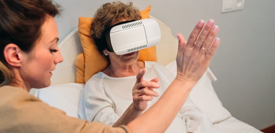 Une résidente d'Ehpad avec casque de réalité virtuelle 