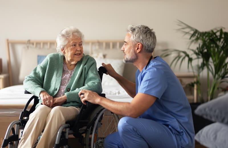 Aide-soignant auprès d'une dame âgée en maison de retraite médicalisée