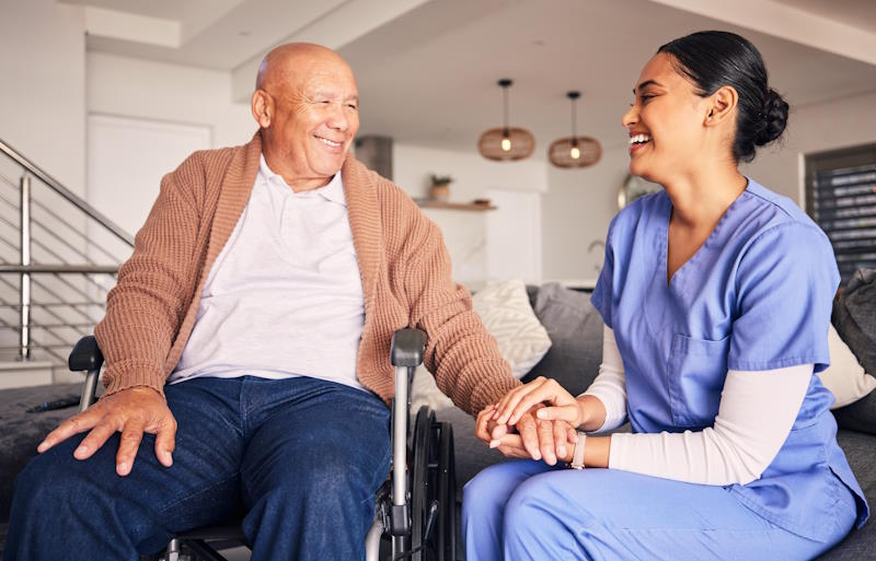 Une personne âgée parle avec l'ergothérapeute en maison de convalescence