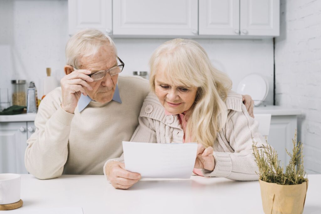 Un couple de retraité s'informe sur les bonnes pratiques à adopter lors de la déclaration de la téléassistance aux impôts