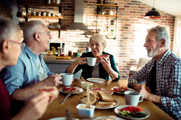 Groupes de seniors partageant un petit déjeuner chez l'accueillant familial