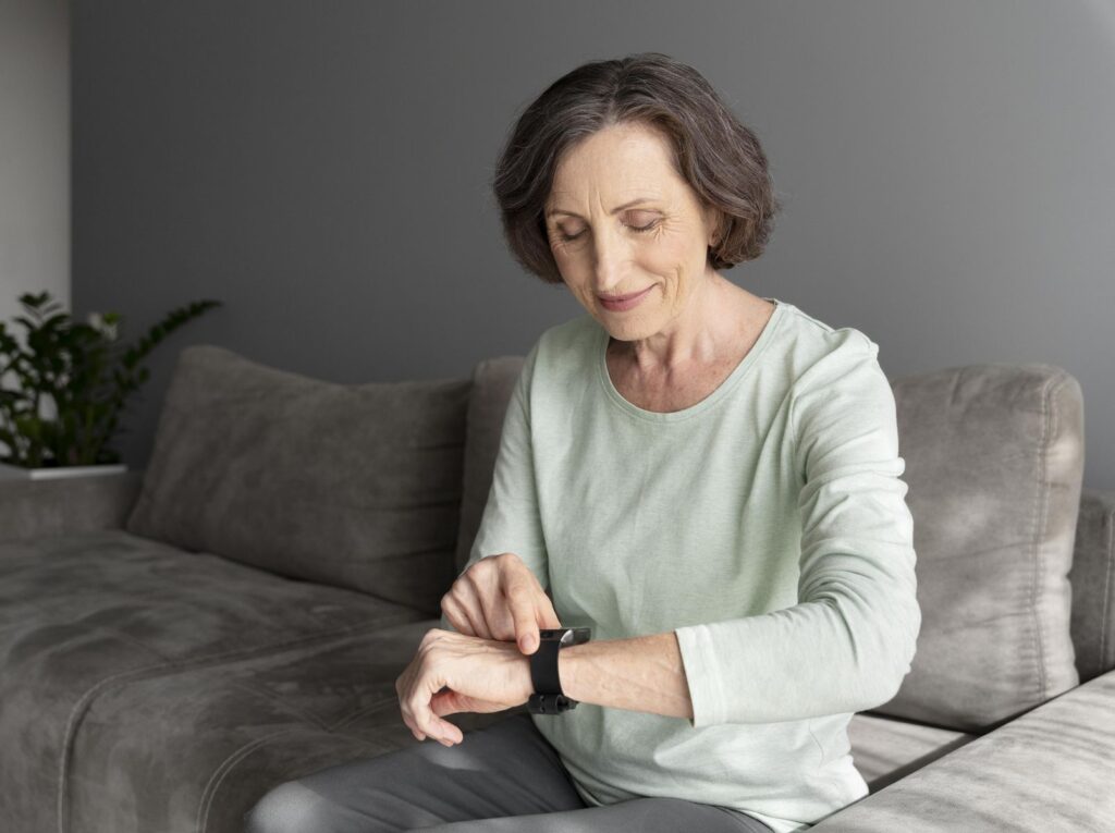 femme âgée choisissant un bracelet anti-chute