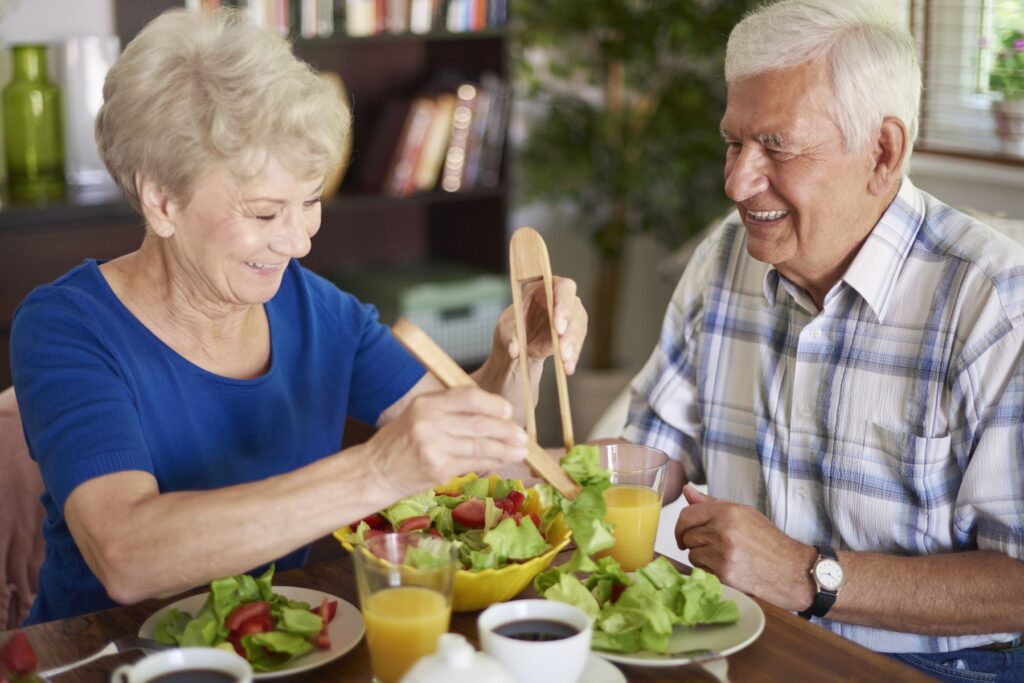 seniors prenant un petit déjeuner sain et riche en bon cholestérol