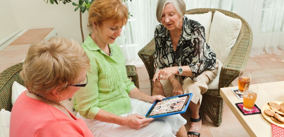 femmes âgées réunies pendant les heures de lien social de l'APA 