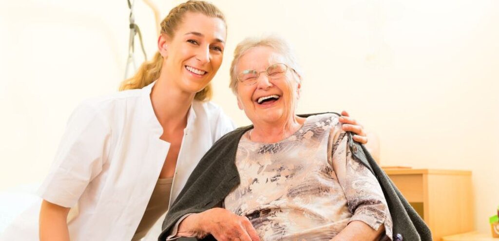 Femme âgée profitant d'heures de convivialité à domicile