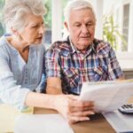 Seniors qui calculent le prix de leur maison de retraite par mois