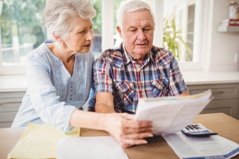 Seniors qui calculent le prix de leur maison de retraite par mois