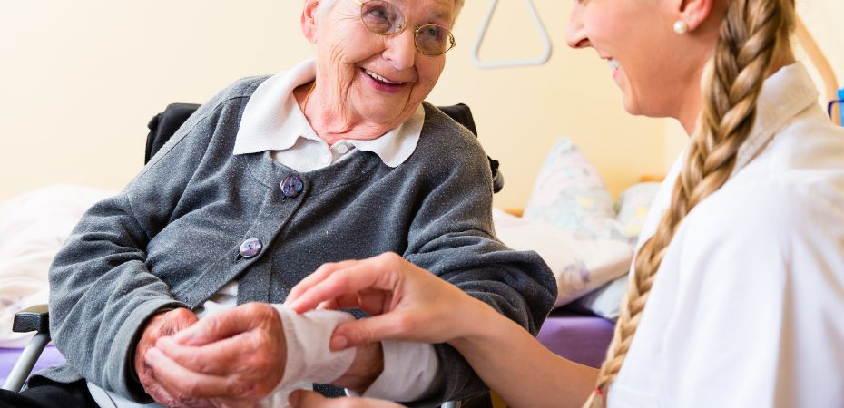 senior souffrant d'une escarre de stade 1