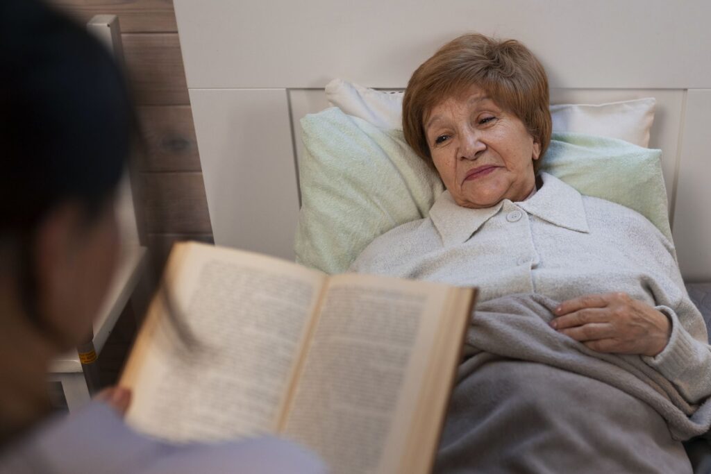 femme senior faisant une lecture avec un proche avant d'aller dormir