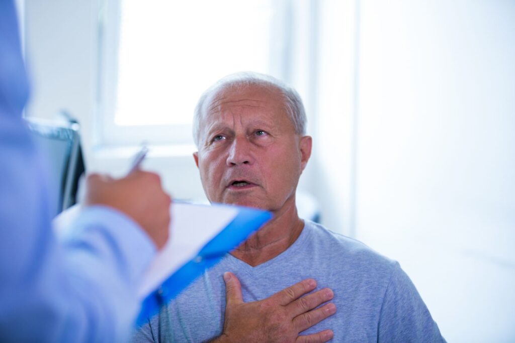 senior écoutant les risques de l'implantation d'un pacemaker