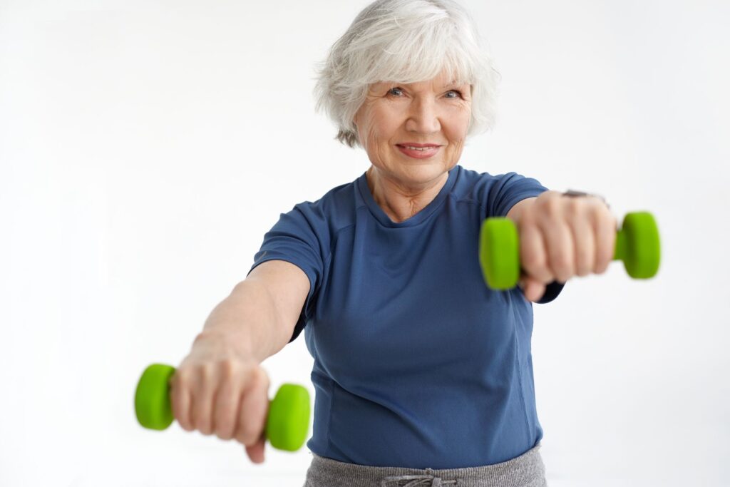personne senior faisant du renforcement musculaire