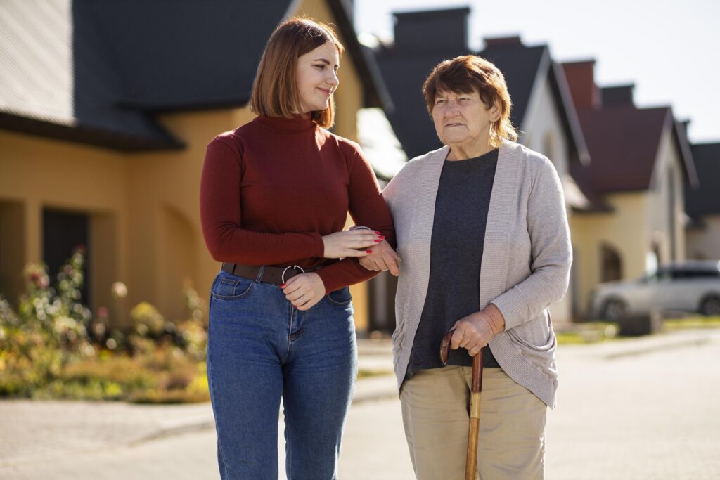 femme senior ayant un problème de coordination pour marcher seule