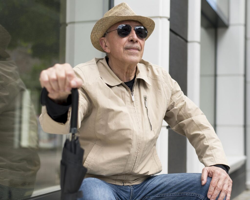 senior atteint de photophobie, symptome de la DMLA