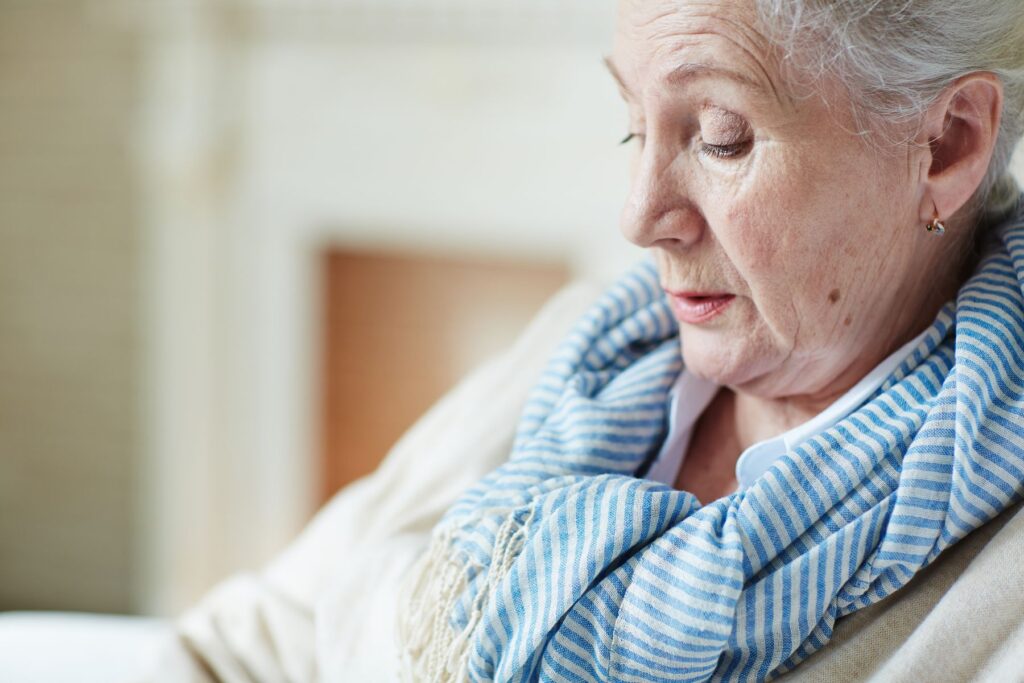 femme senior isolée avec le syndrome de post-chute