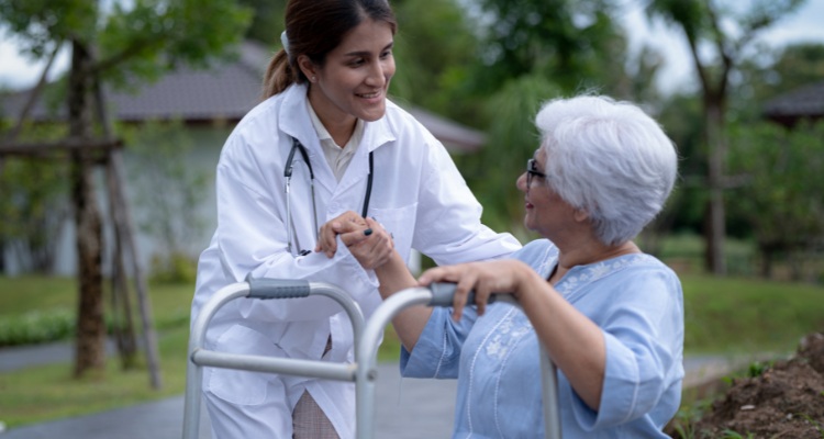 que faire en attendant une place en maison de retraite ?